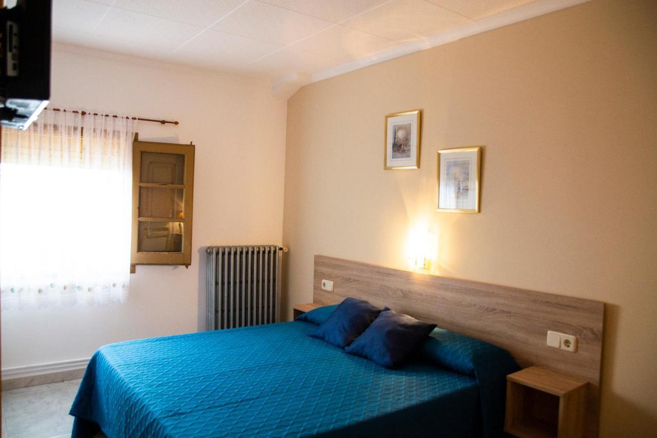 מונטסני Hostal Montserrat מראה חיצוני תמונה