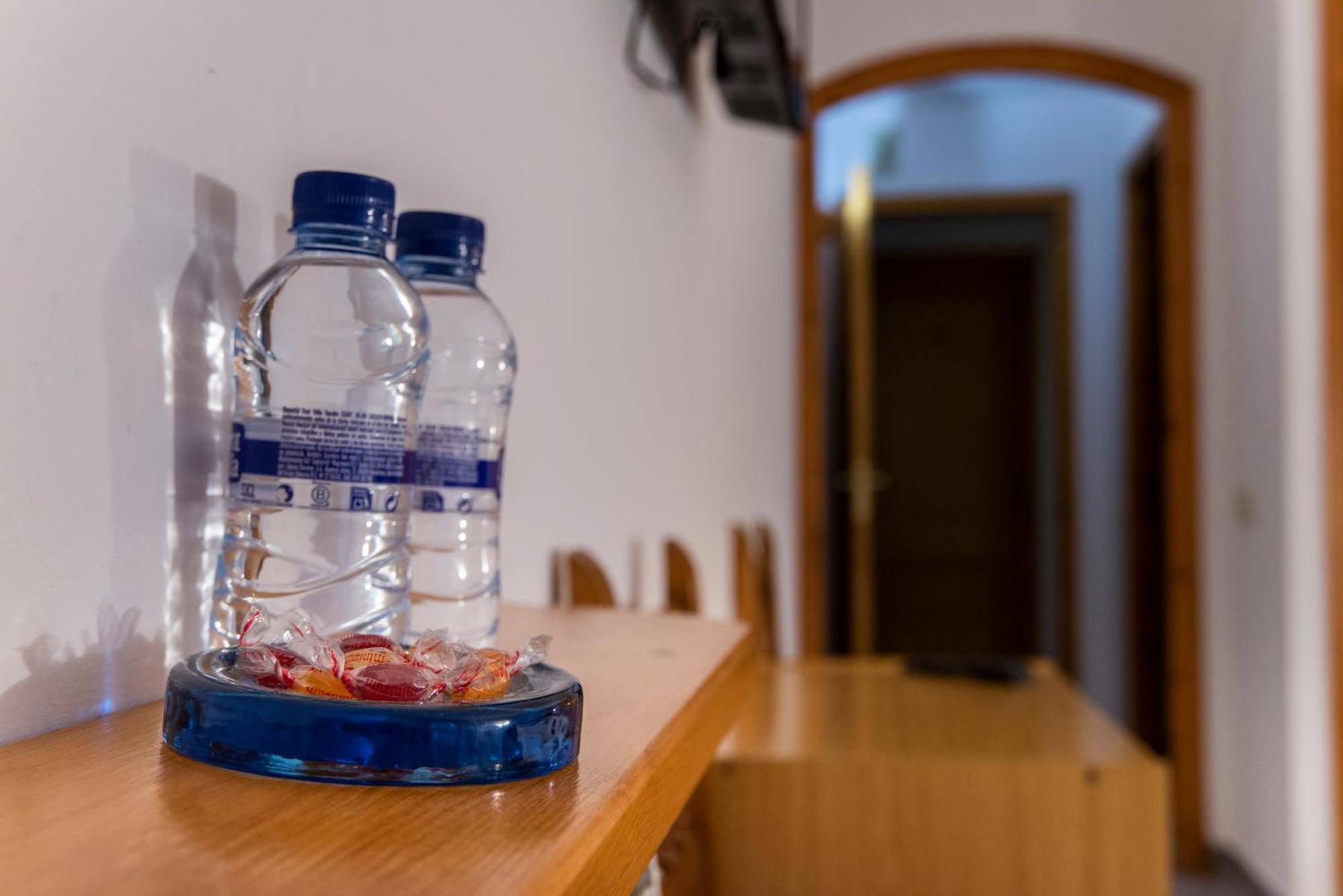 מונטסני Hostal Montserrat מראה חיצוני תמונה