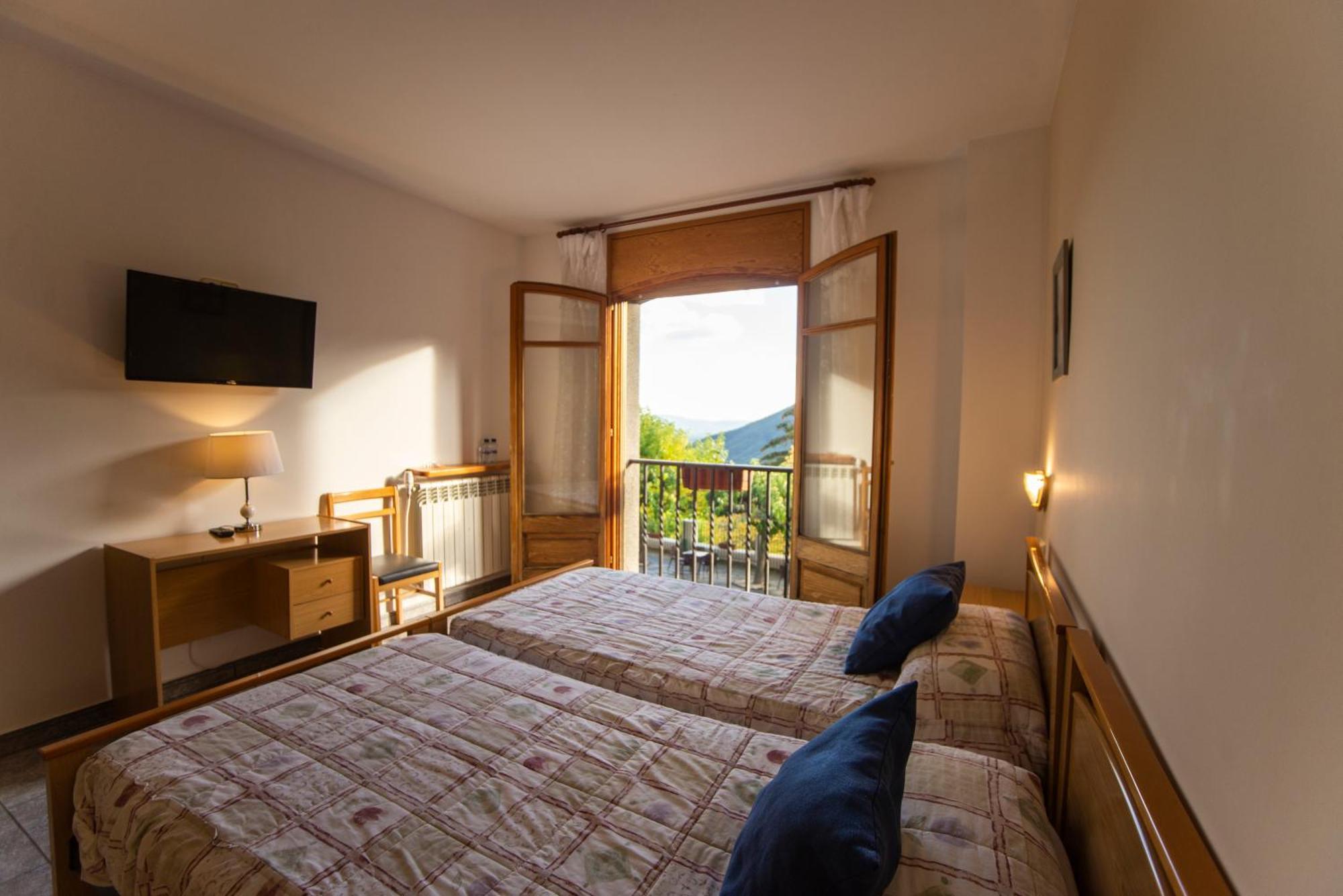 מונטסני Hostal Montserrat מראה חיצוני תמונה