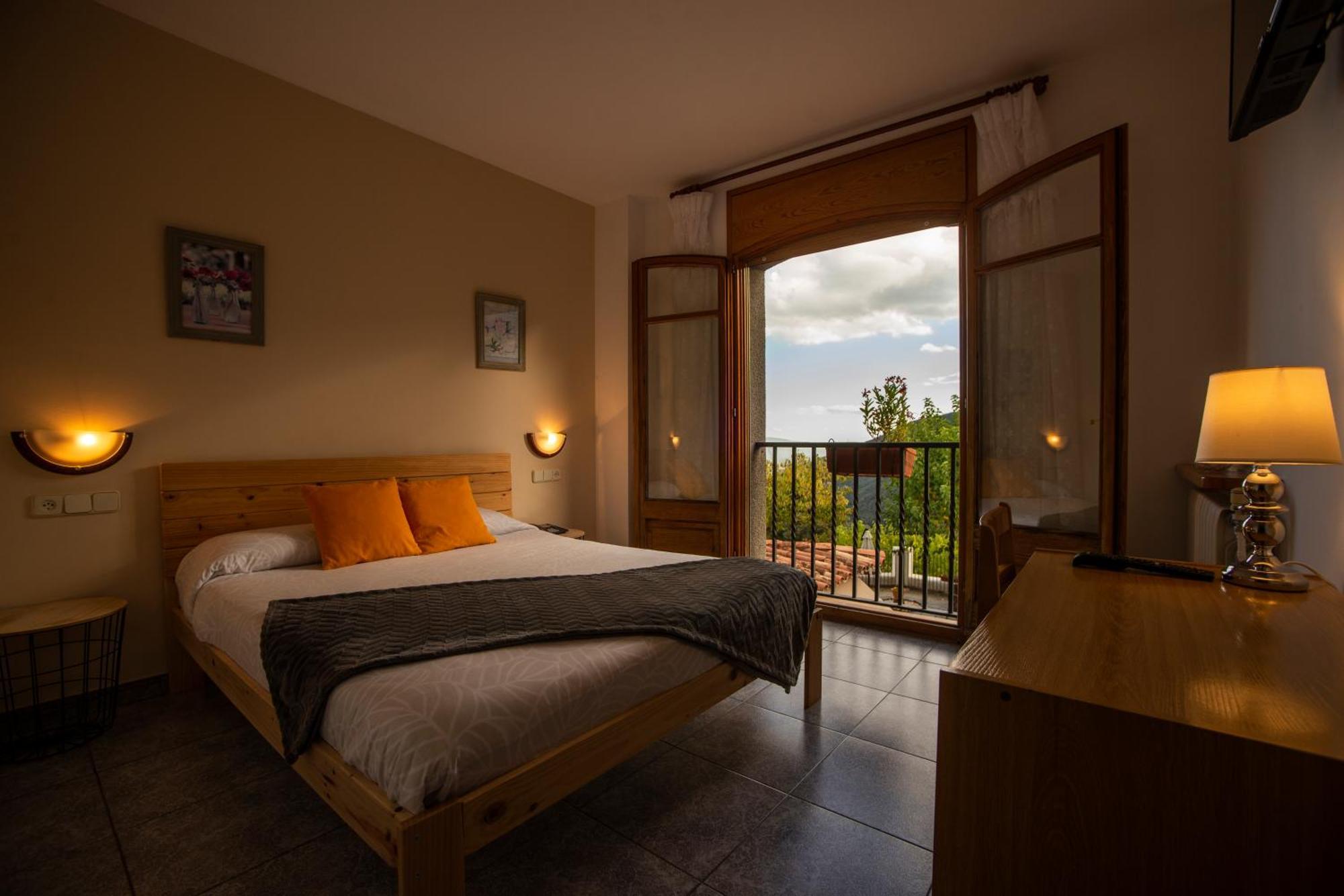 מונטסני Hostal Montserrat מראה חיצוני תמונה