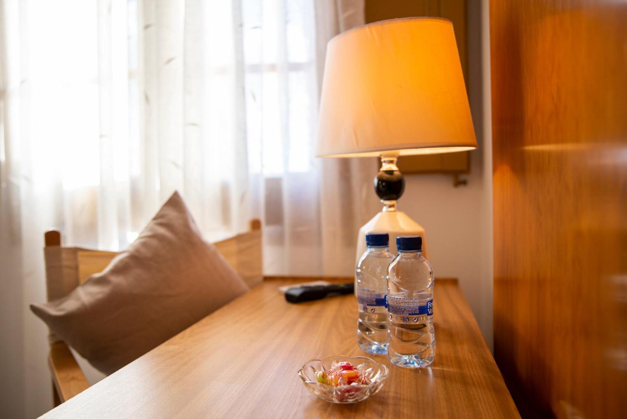מונטסני Hostal Montserrat מראה חיצוני תמונה
