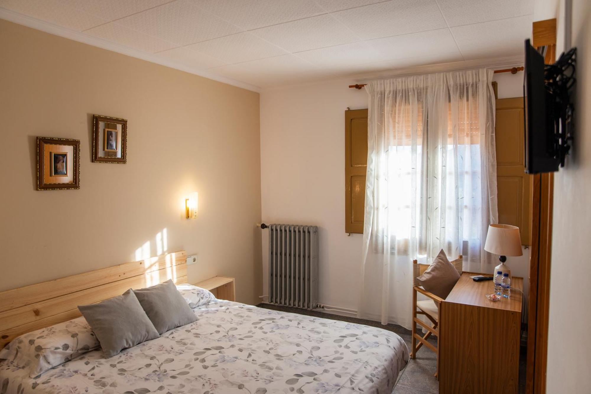 מונטסני Hostal Montserrat מראה חיצוני תמונה