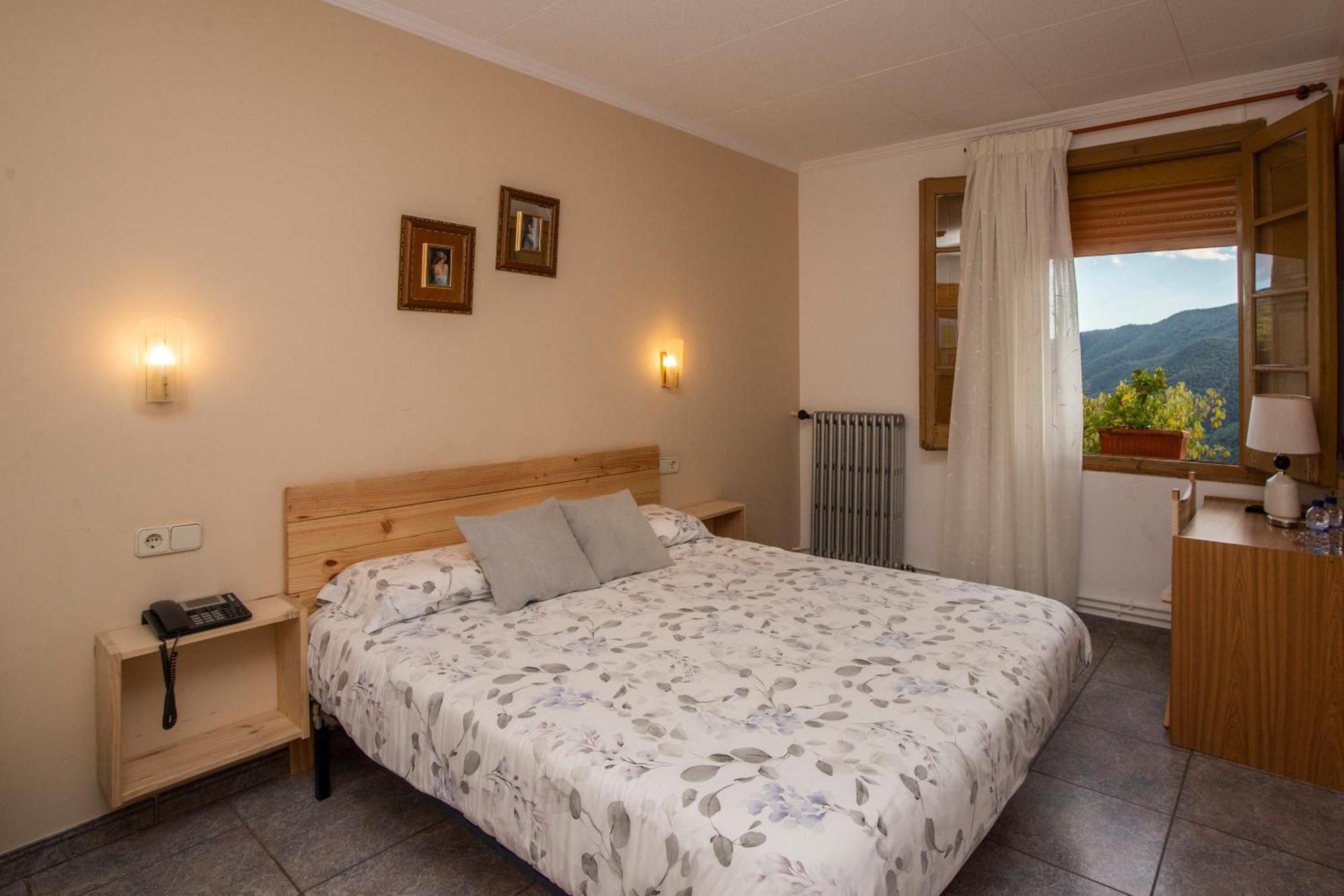 מונטסני Hostal Montserrat מראה חיצוני תמונה