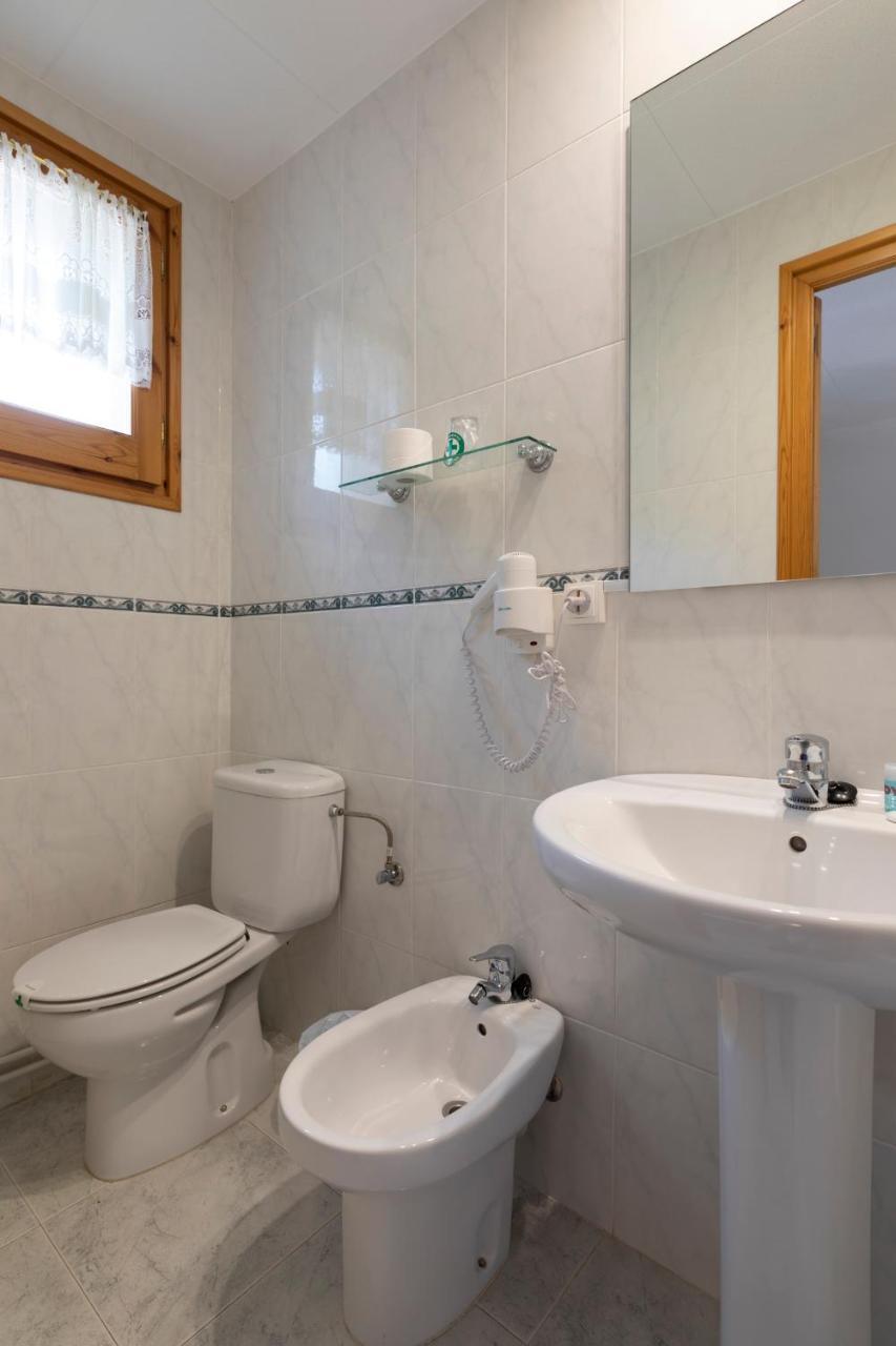 מונטסני Hostal Montserrat מראה חיצוני תמונה
