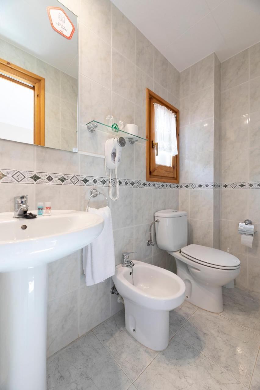 מונטסני Hostal Montserrat מראה חיצוני תמונה